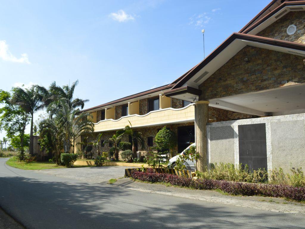 Phil Oasis Hotel & Resort Silang Exterior photo