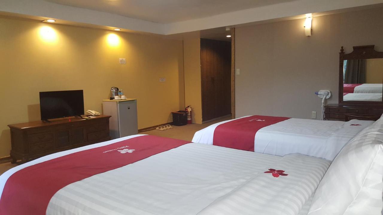 Phil Oasis Hotel & Resort Silang Exterior photo